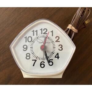 Mid Century Modern Ingraham Pentagon Desk Clock Atomic Era Cream